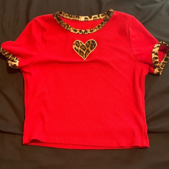 Yesstyle  short sleeve leopard print heart motif crop top. - Picture 2 of 3